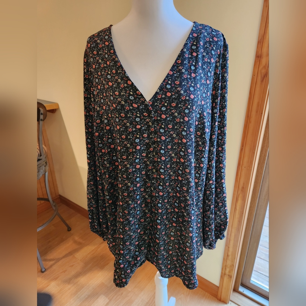 Suzanne Betro Button up V-Neck Blouse Size 1X